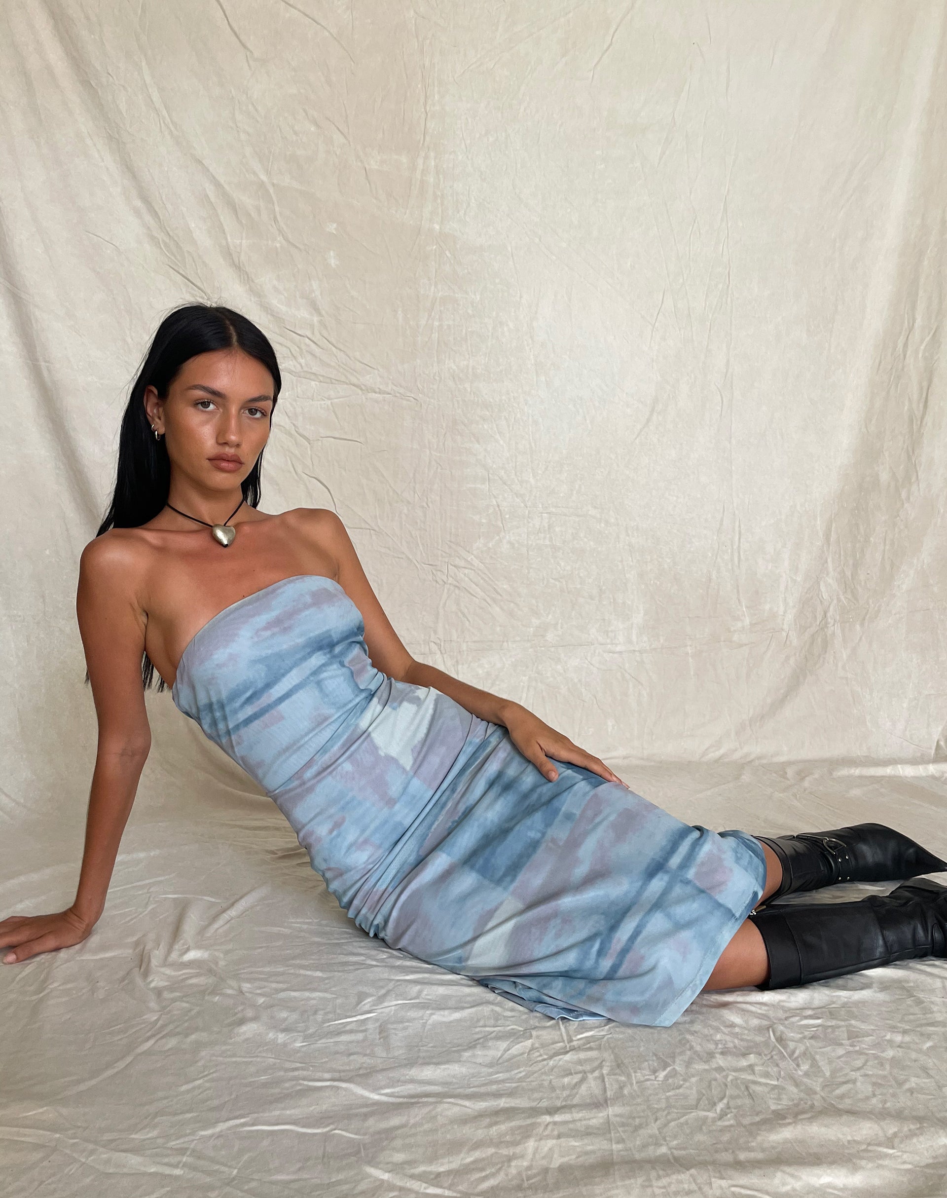 Bild von MOTEL X JACQUIE Suki Bandeau Midikleid aus Mesh Abstrakte Farbe Pinsel Blau