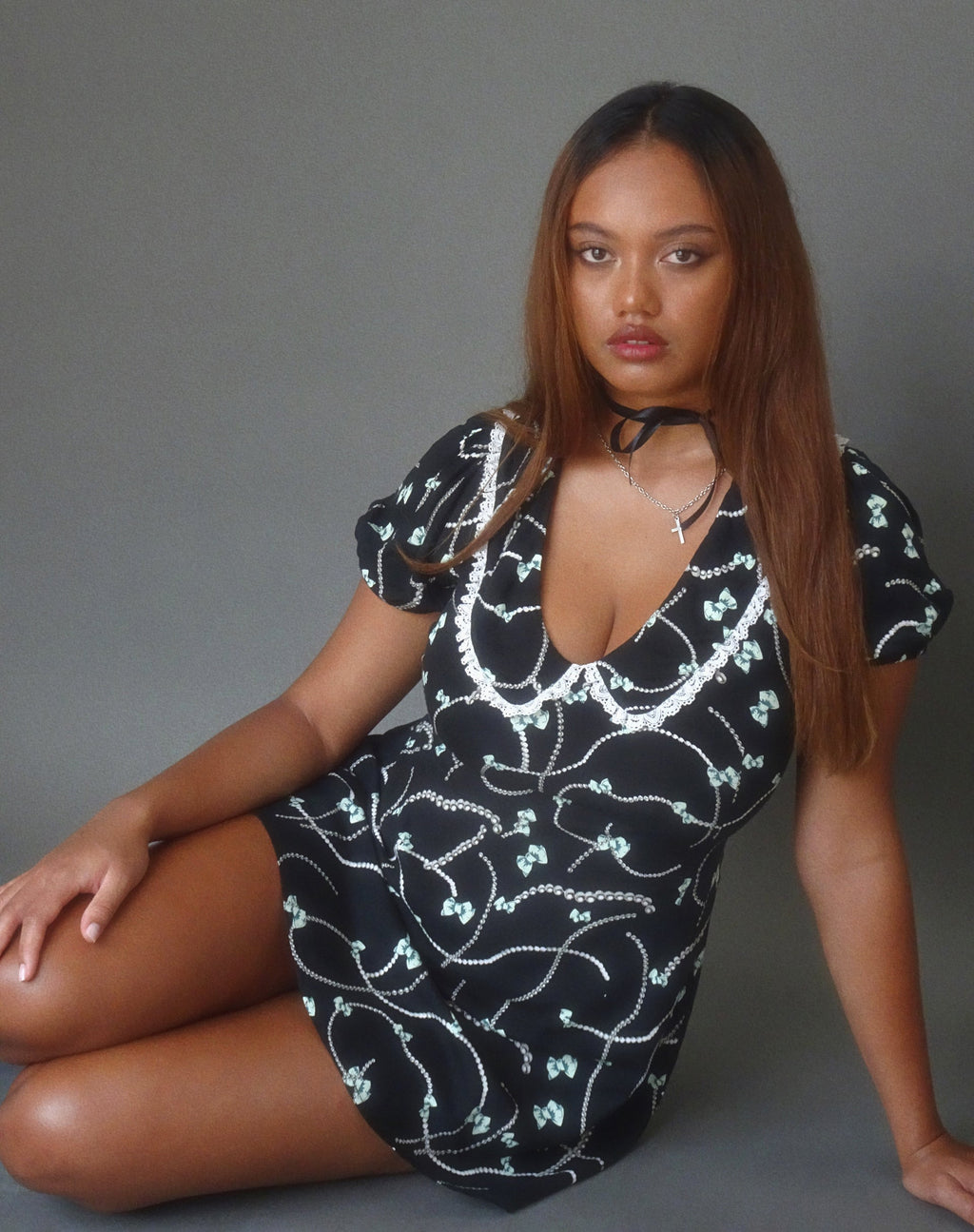 Sulani Minikleid in Schwarz mit Perlen- und Schleifenprint