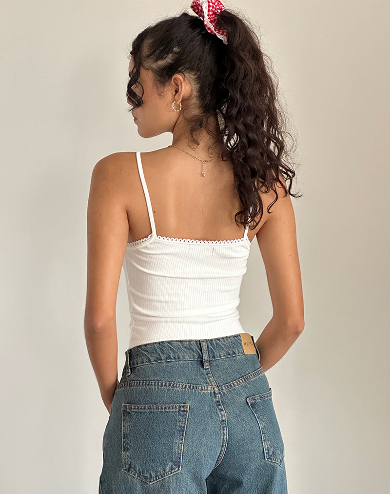 Bild von Suna Vest Top in Off White mit Erdbeer-Schleifenprint