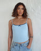 Bild von Suna Vest Top in Nantucket Blau mit mineralblauer Zierleiste