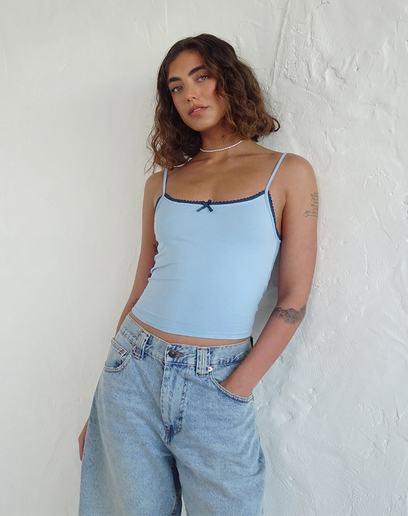 Bild von Suna Vest Top in Nantucket Blau mit mineralblauer Zierleiste