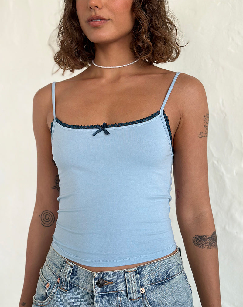 Bild von Suna Vest Top in Nantucket Blau mit mineralblauer Zierleiste