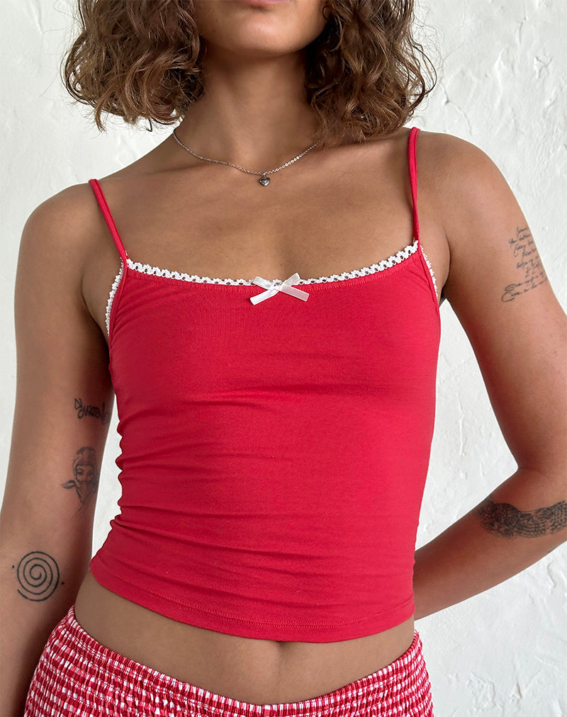 Suna Vest Top in Tangorot mit elfenbeinfarbenem Besatz