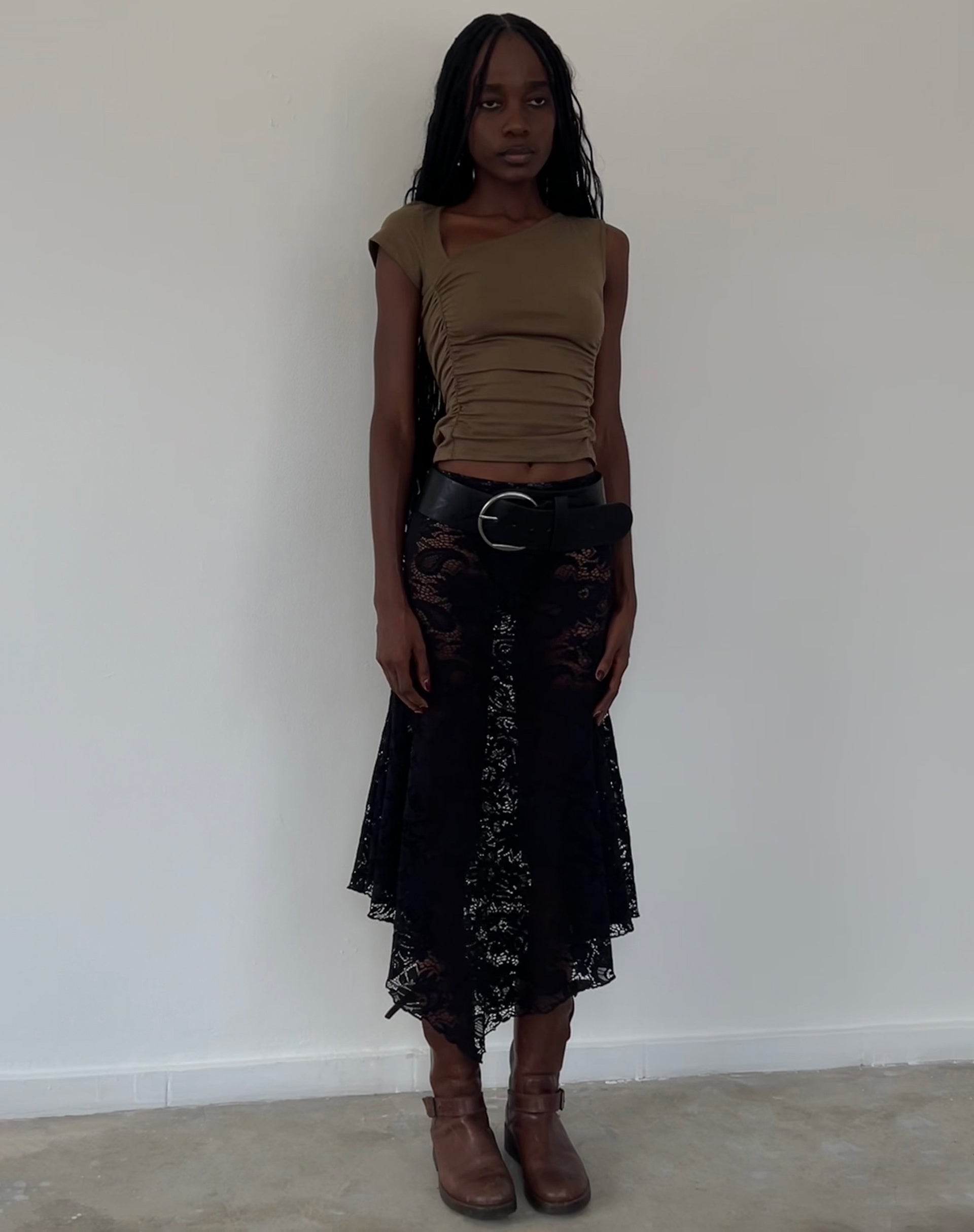Image of Sunhee Asymmetrisches Top mit Schlitzausschnitt in Mocca