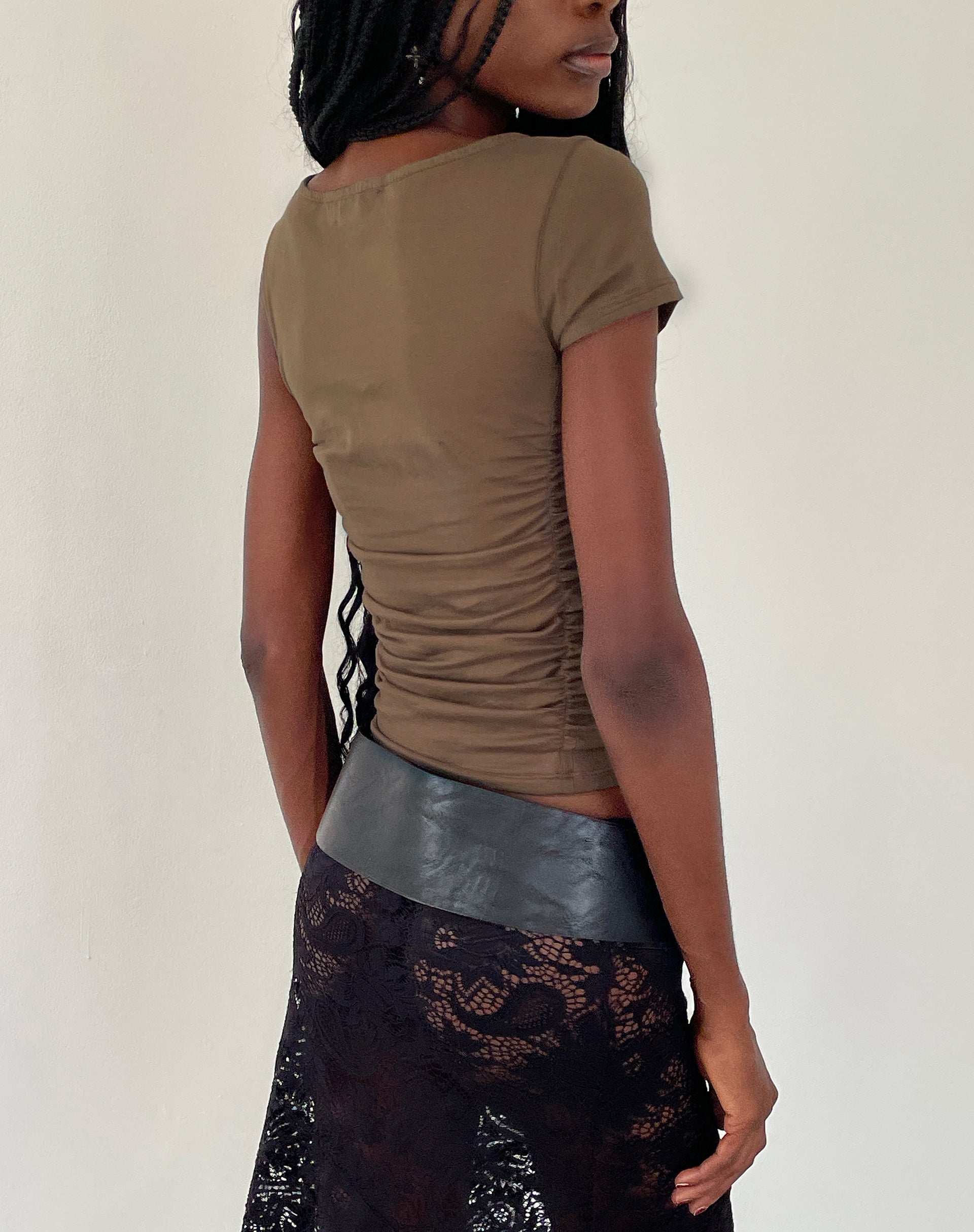 Image of Sunhee Asymmetrisches Top mit Schlitzausschnitt in Mocca