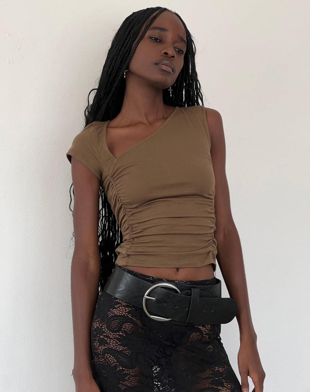Sunhee Asymmetrisches Top mit Schlitzausschnitt in Mocca