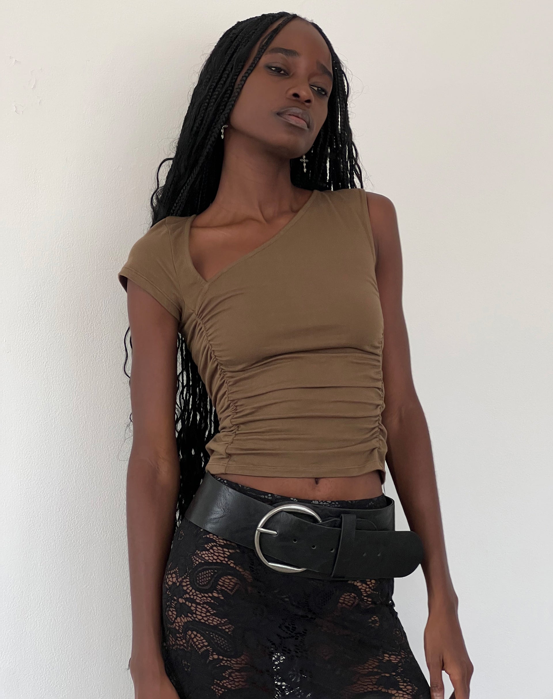 Image of Sunhee Asymmetrisches Top mit Schlitzausschnitt in Mocca