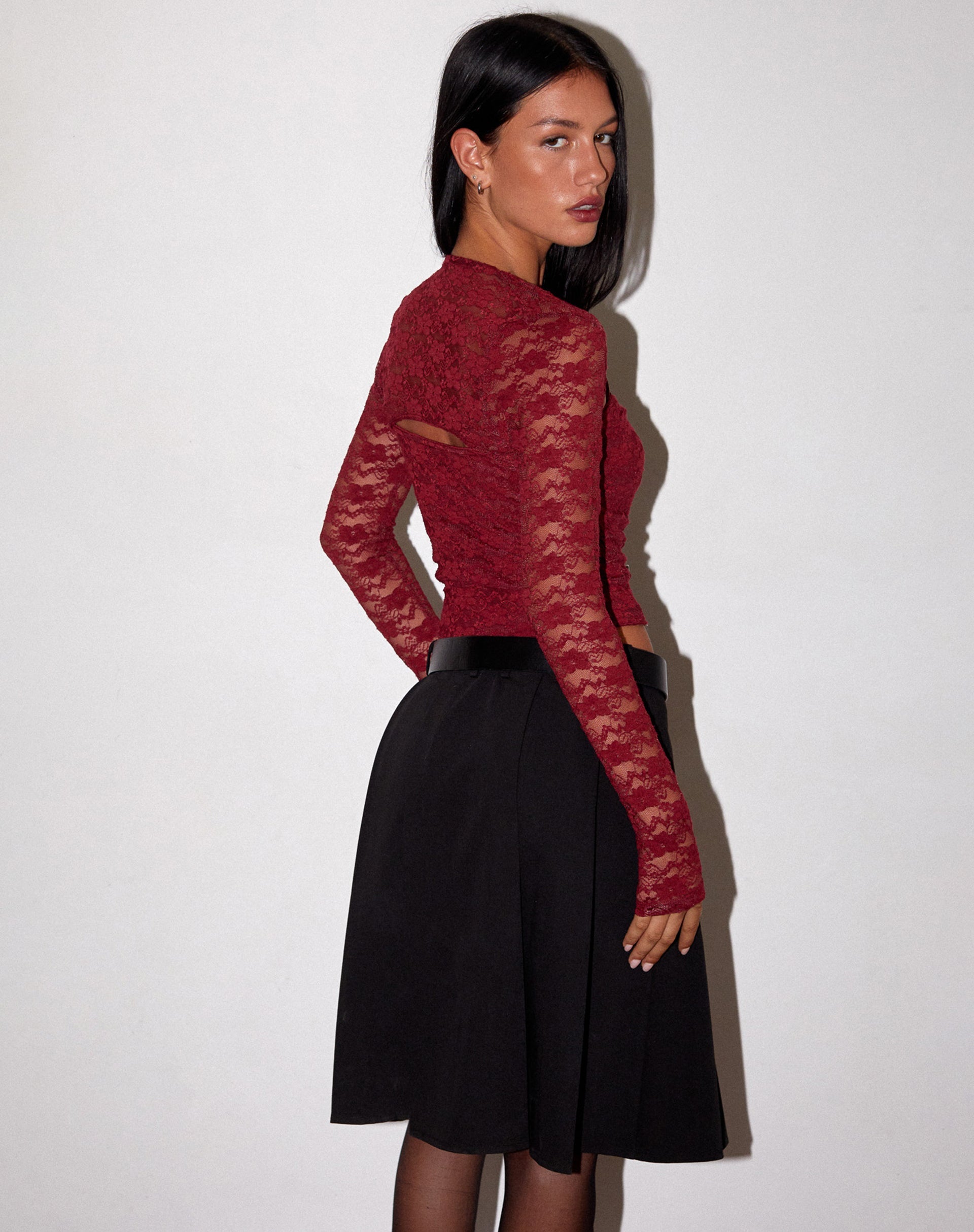Bild von Suri Lace Shrug in Maroon