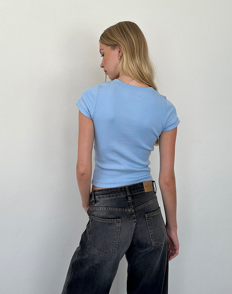 Bild von Suti Ribbed Baby Tee in Eisblau mit dunkelblauer Schleifenstickerei