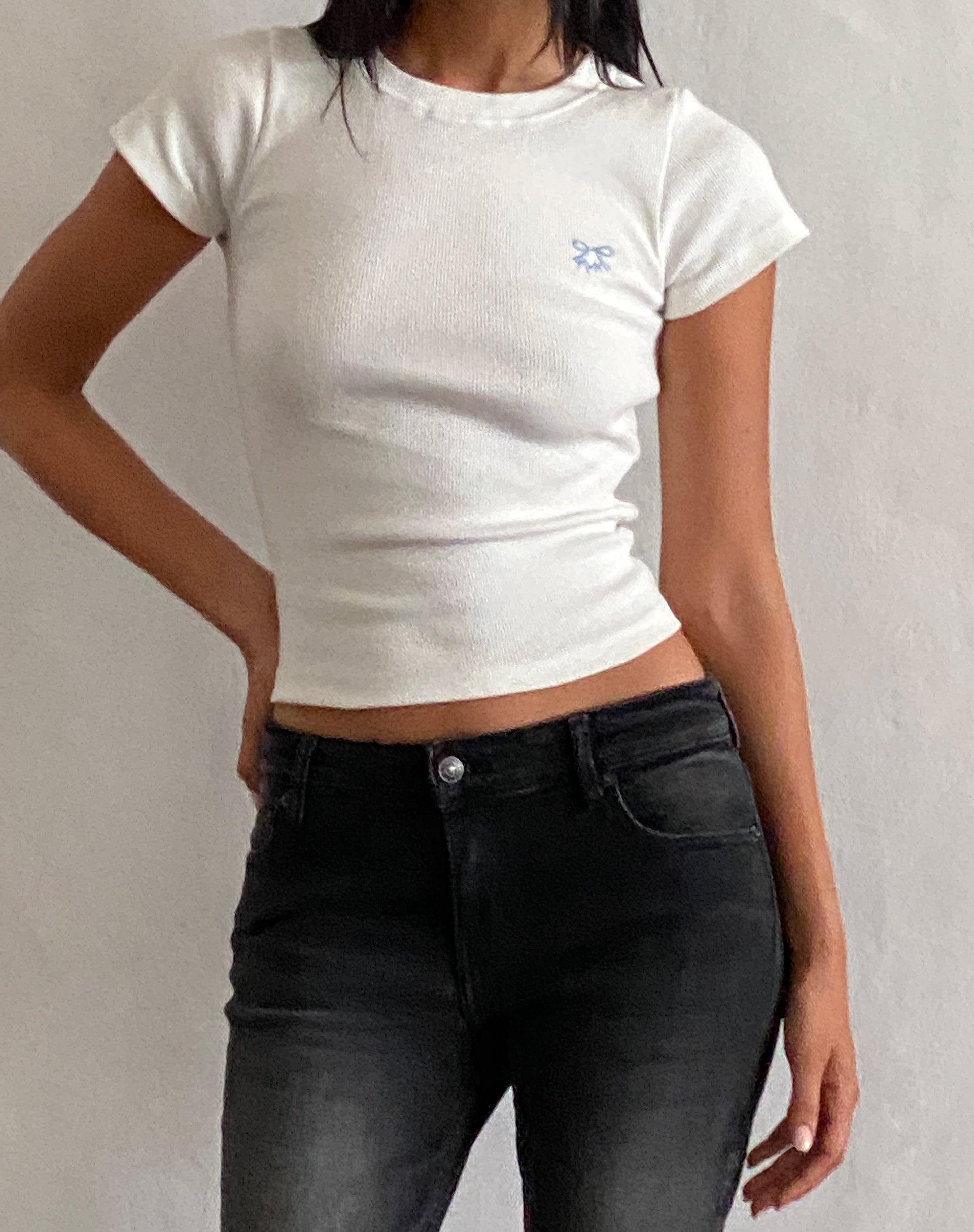 Image of Suti Ribbed Tee in Off White mit blauer Schleife M Stickerei