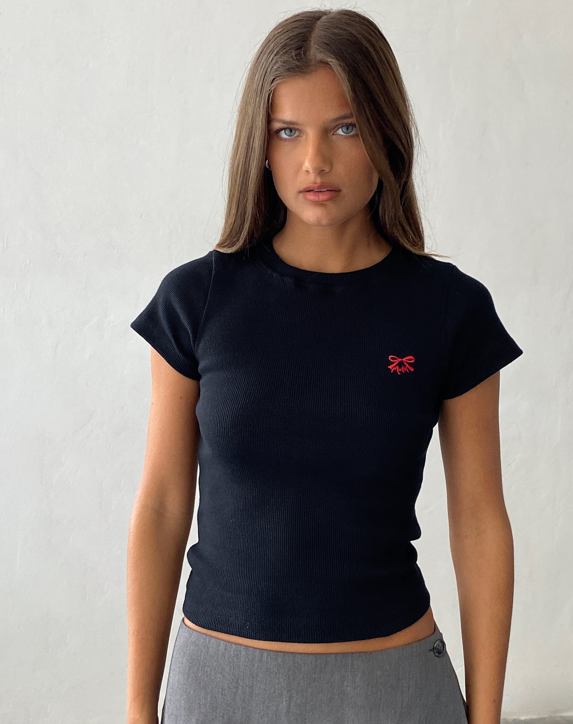 Image of Suti Ribbed Tee in Schwarz mit roter Schleife M Stickerei