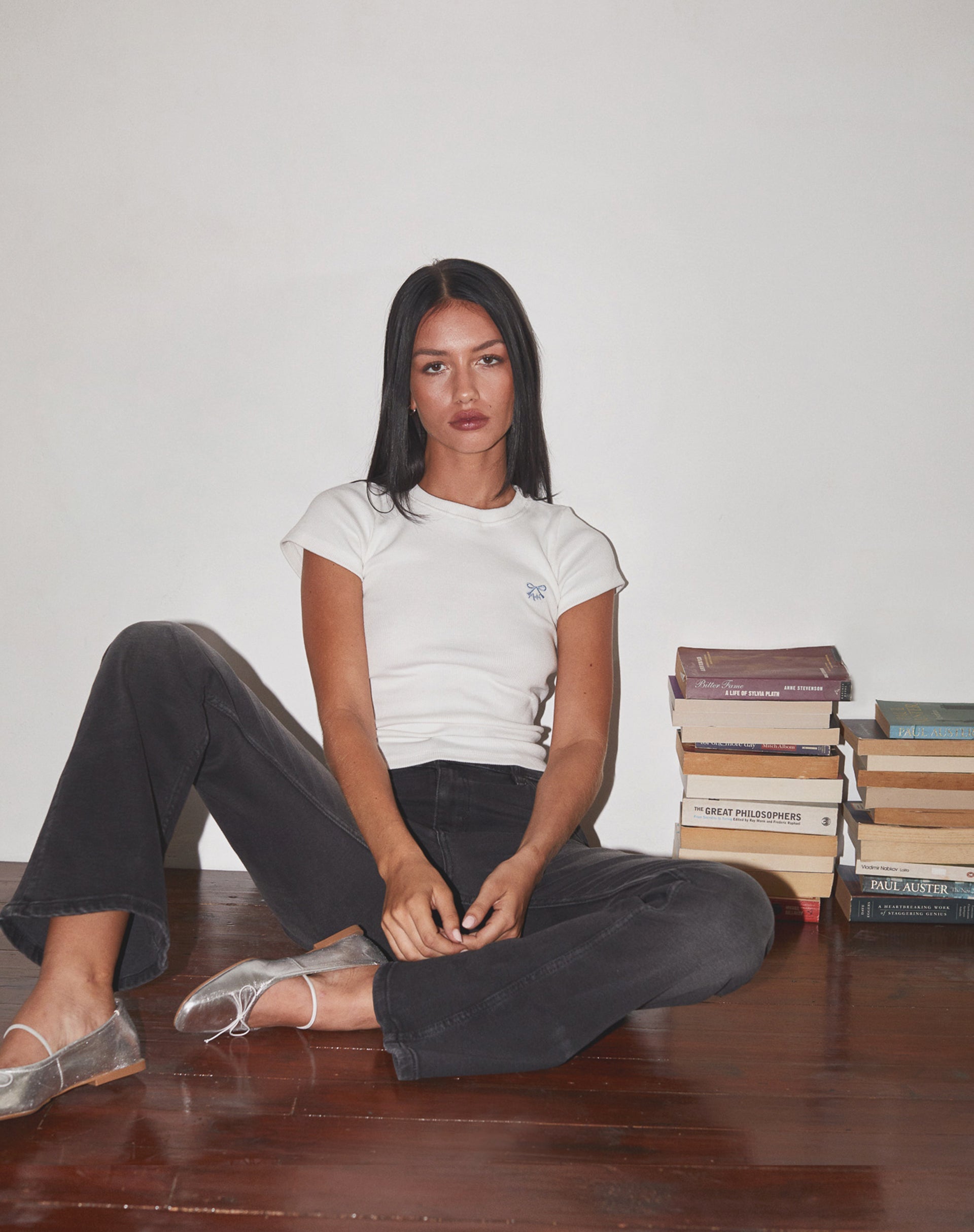 Image of Suti Ribbed Tee in Off White mit blauer Schleife M Stickerei