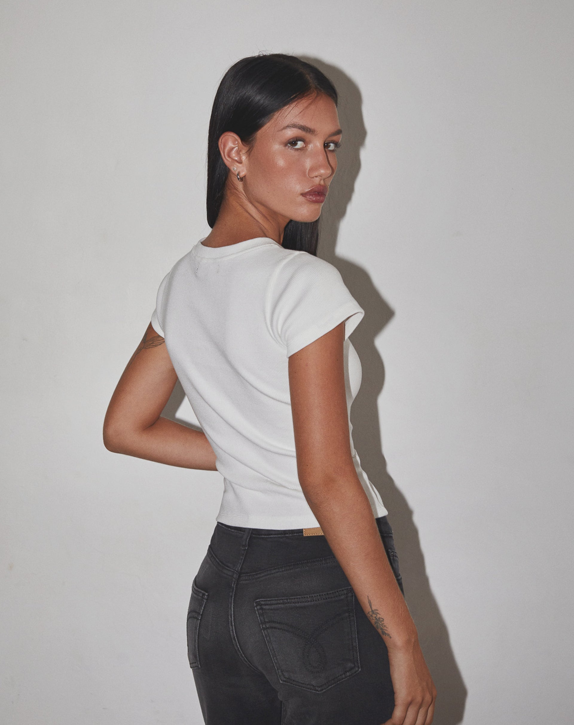 Image of Suti Ribbed Tee in Off White mit blauer Schleife M Stickerei