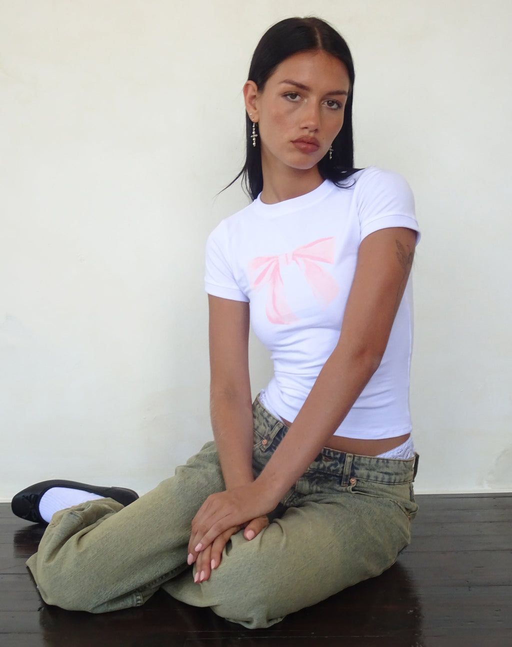 Sutin Baby Tee in Weiß mit rosa Schleifenaufdruck