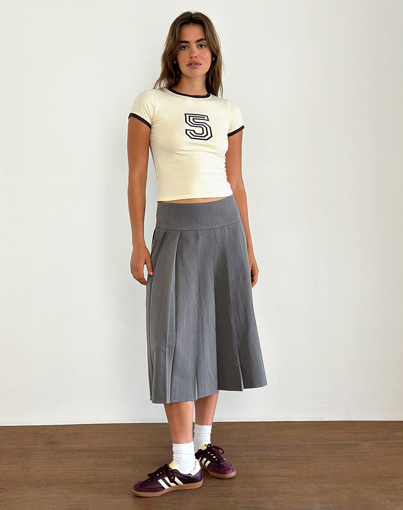 Image of Sutin Tee in Gelb Buttermilch mit 5-Emblem und rotem Mahagoni-Band