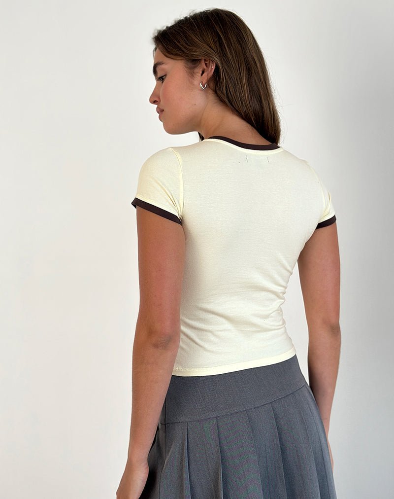 Image of Sutin Tee in Gelb Buttermilch mit 5-Emblem und rotem Mahagoni-Band