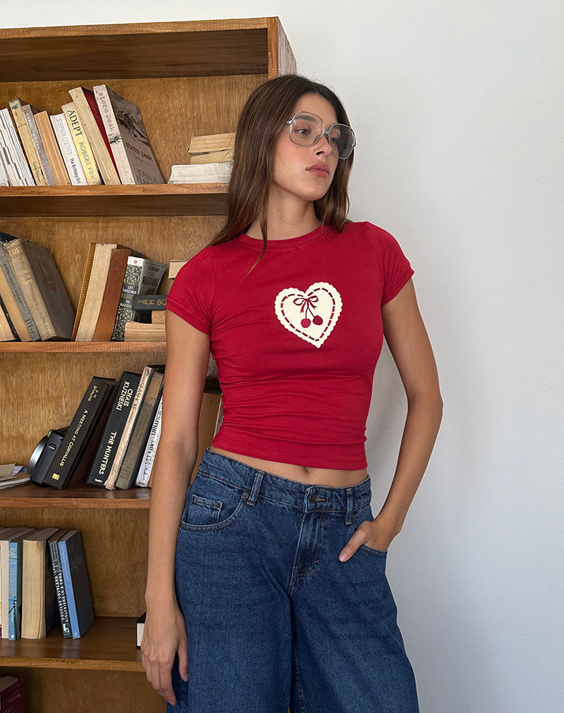 Sutin Baby Tee in Adrenalinrot mit gesticktem Kirschkern