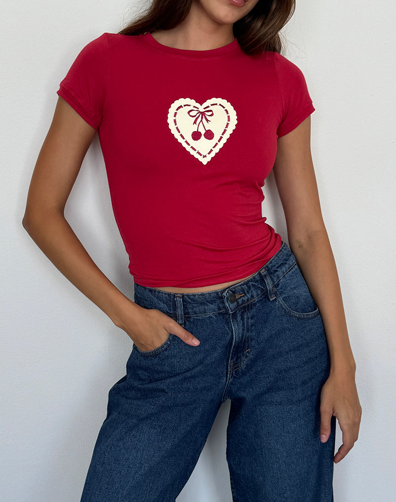 Sutin Baby Tee in Adrenalinrot mit gesticktem Kirschkern