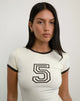 Image of Sutin Tee in Gelb Buttermilch mit 5-Emblem und rotem Mahagoni-Band
