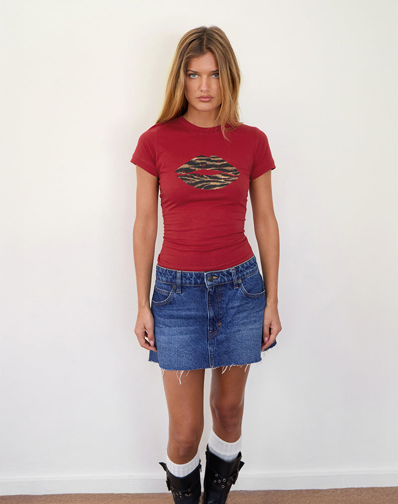 Sutin Tee in Adrenalinrot mit Leopardenlippendruck