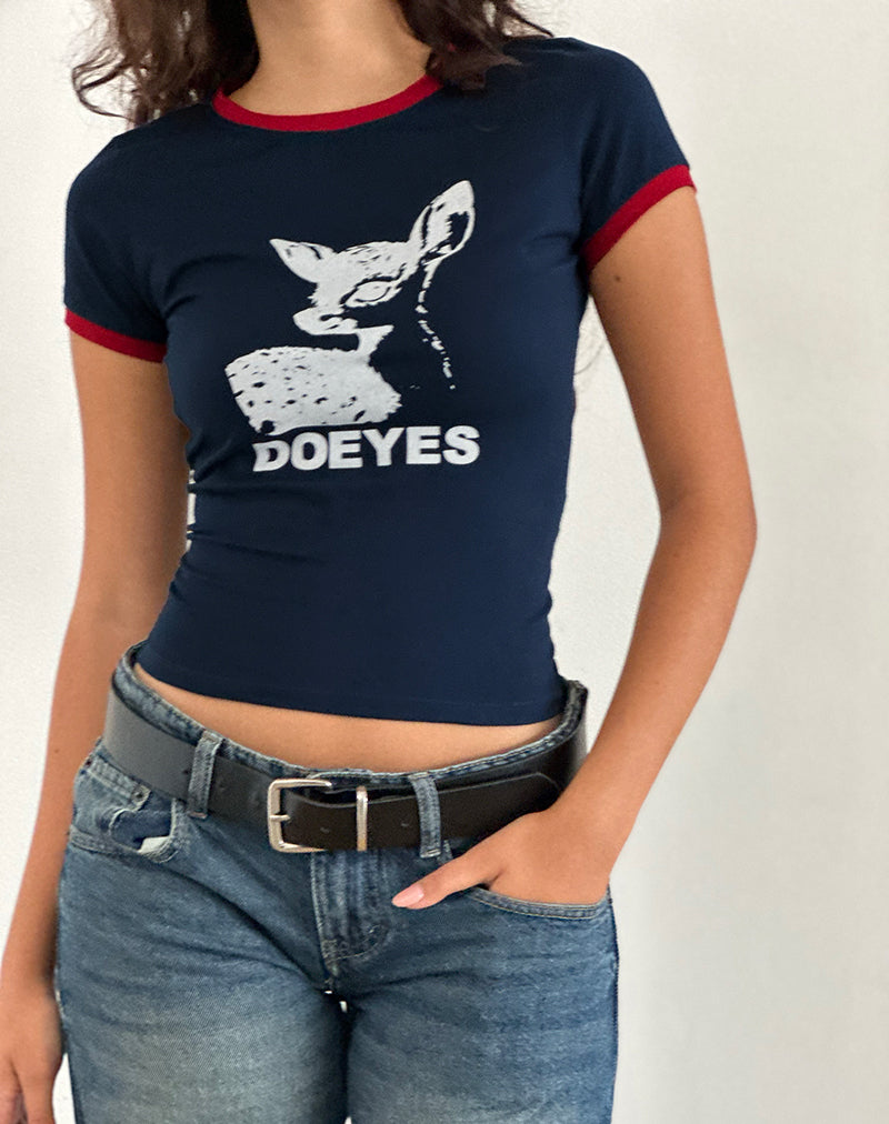 Sutin Tee in Marineblau mit roter Bindung und Doeyes-Grafik