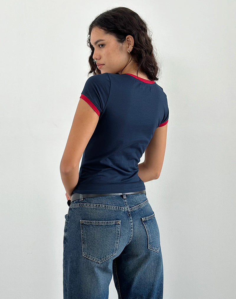 Sutin Tee in Marineblau mit roter Bindung und Doeyes-Grafik