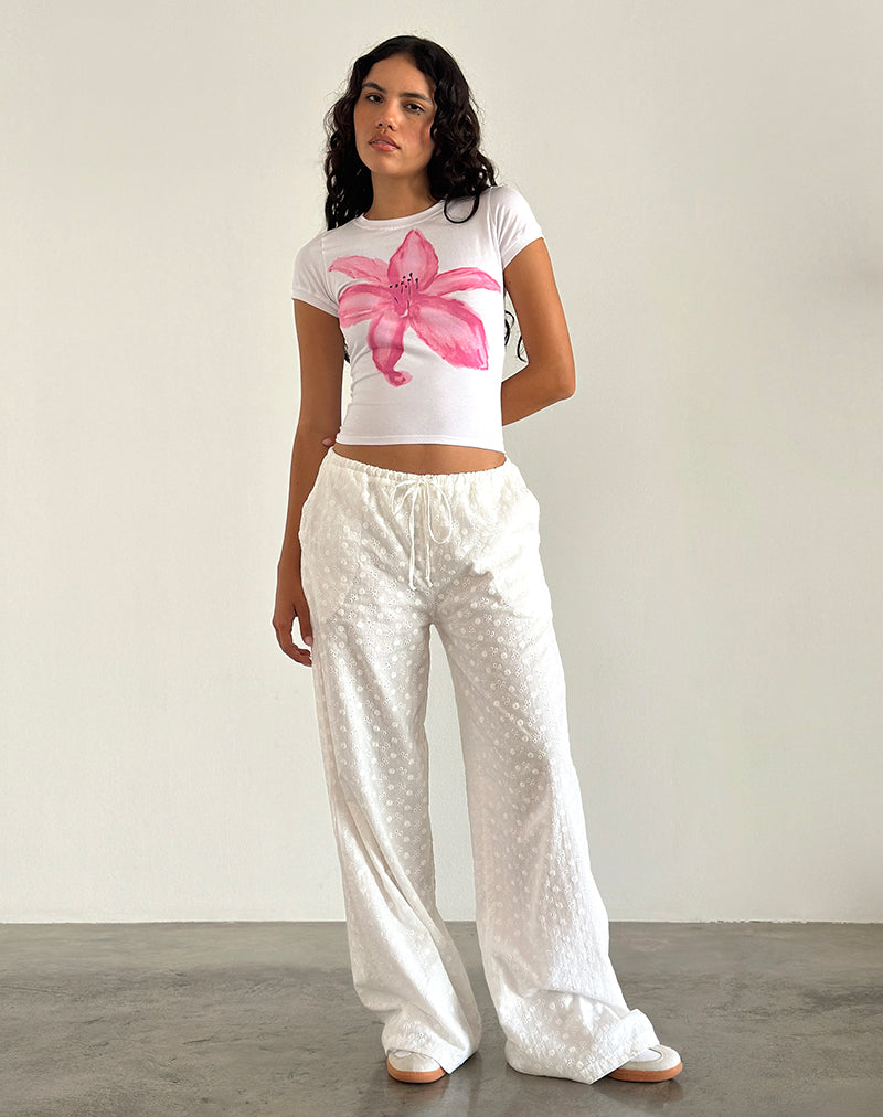 Bild von Sutin Tee in Weiß mit gemalter Blume Rosa