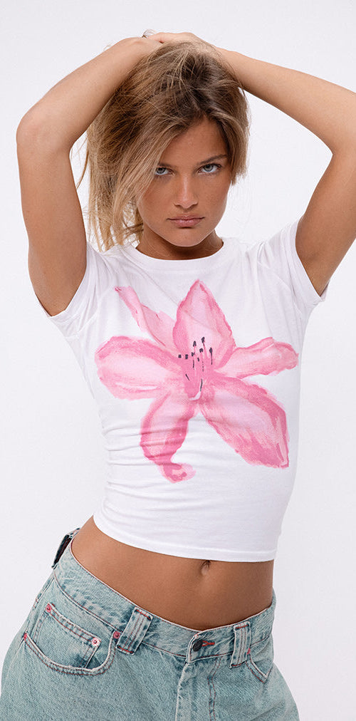 Bild von Sutin Tee in Weiß mit gemalter Blume Rosa