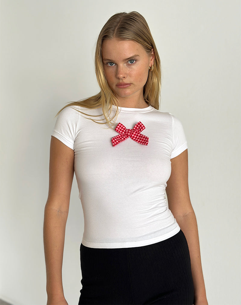 Bild von Sutin Tee in Weiß mit roter Gingham-Schleife