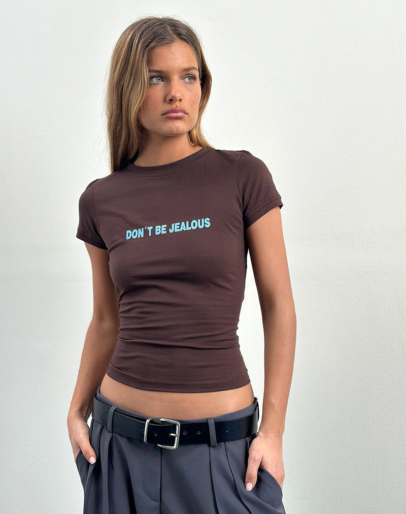 Bild von Sutin Baby Tee in tiefem Mahagoni mit Don't Be Jealous Slogan