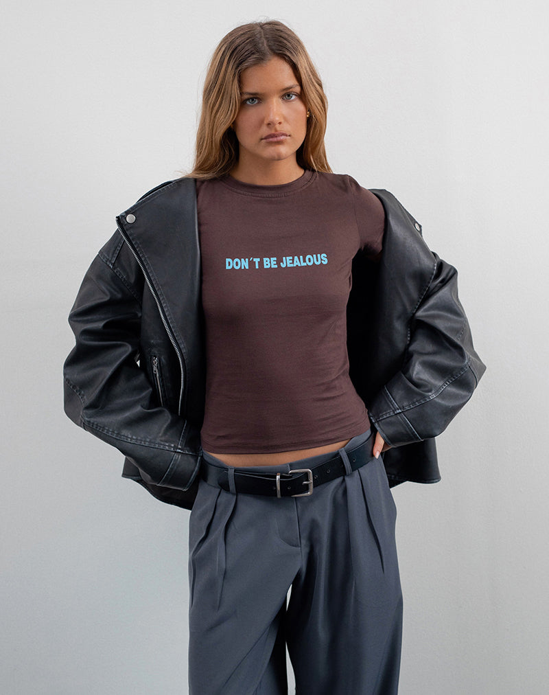 Bild von Sutin Baby Tee in tiefem Mahagoni mit Don't Be Jealous Slogan