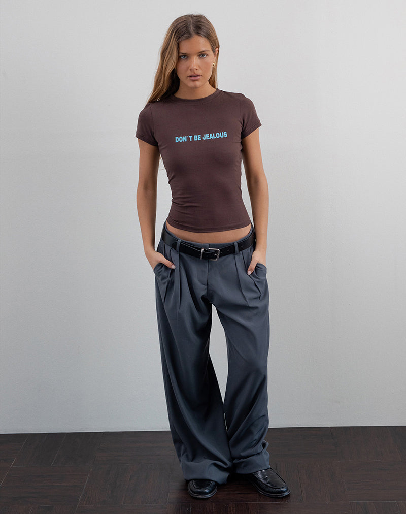 Bild von Sutin Baby Tee in tiefem Mahagoni mit Don't Be Jealous Slogan