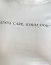 Weiß mit Kinda Care Kinda Don't Grafik