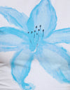 Weiß gemalte Blume Blau