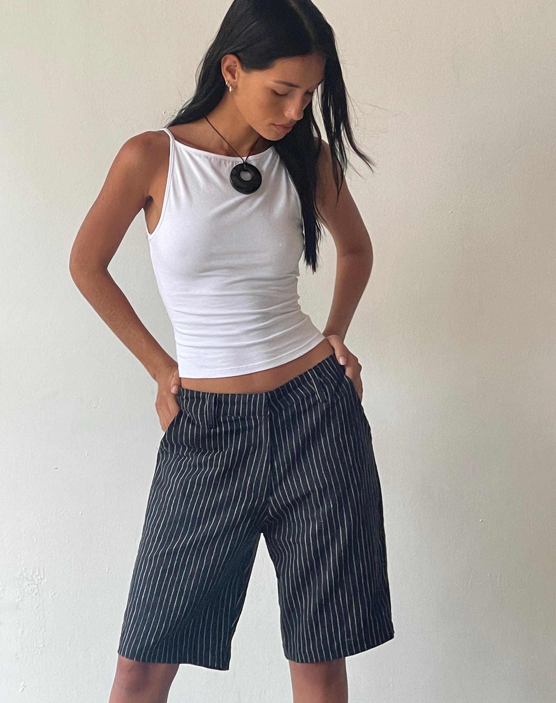 Bild von MOTEL X JACQUIE Tabaru Longline Shorts in Sketchy Stripe Schwarz