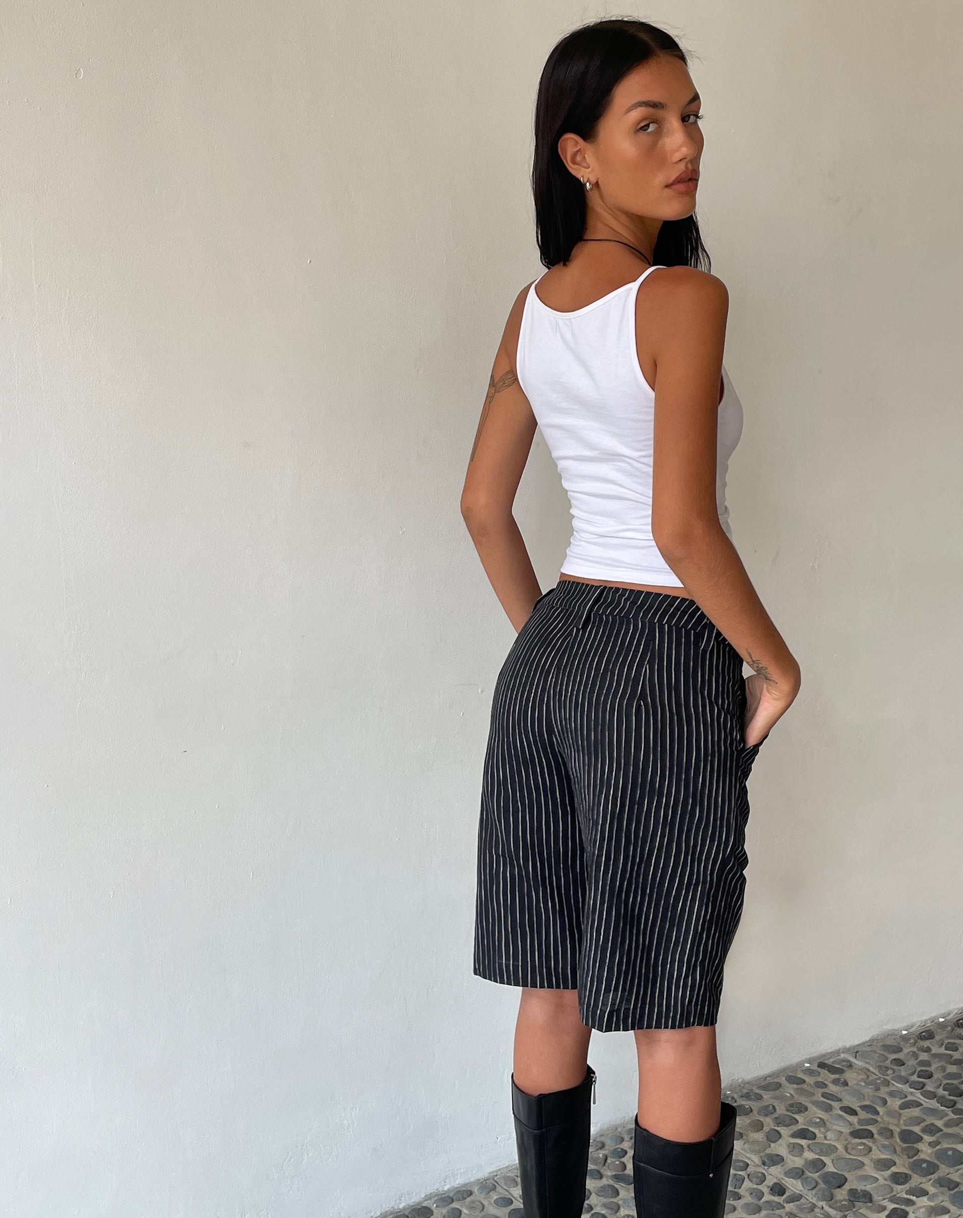 Bild von MOTEL X JACQUIE Tabaru Longline Shorts in Sketchy Stripe Schwarz