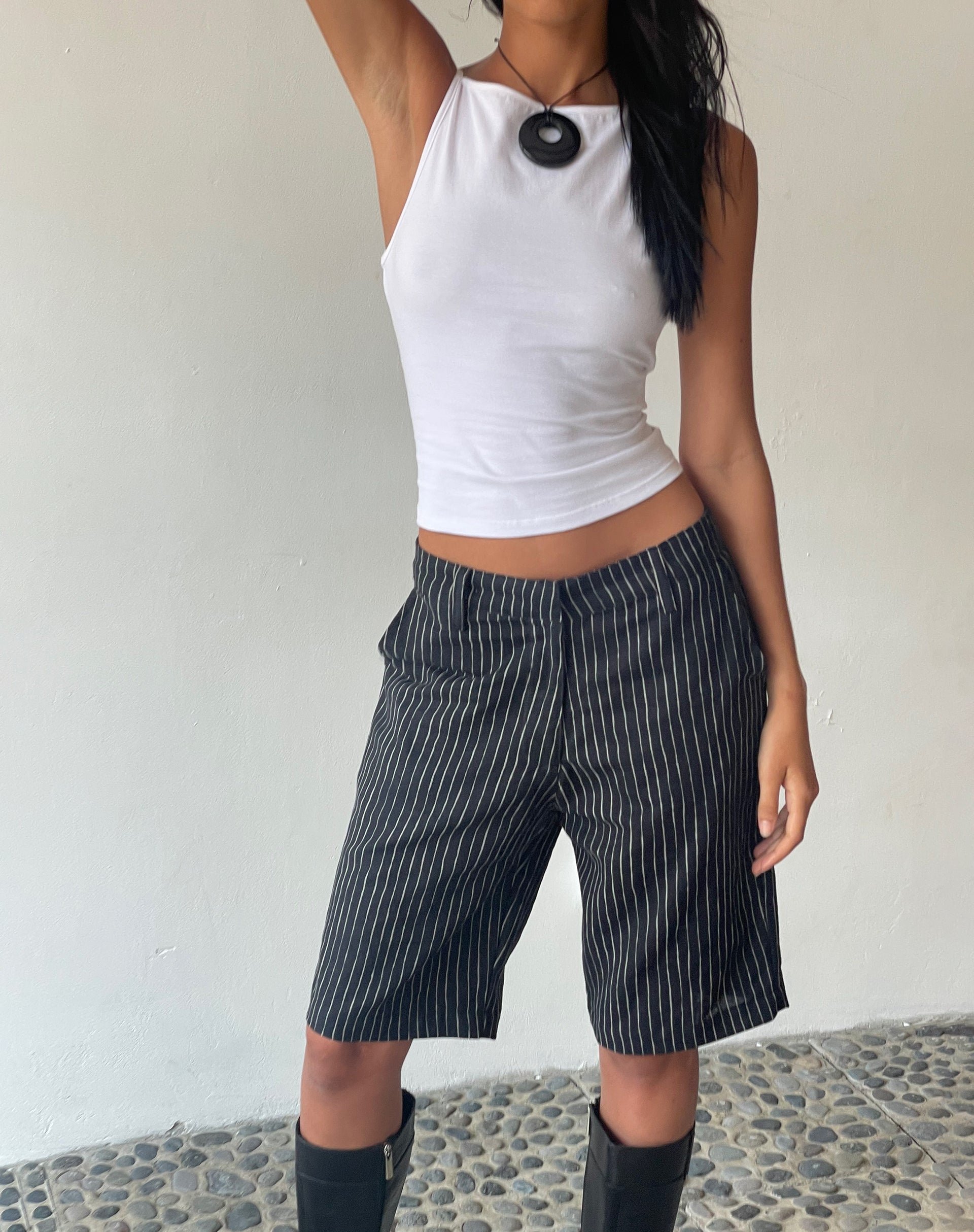 Bild von MOTEL X JACQUIE Tabaru Longline Shorts in Sketchy Stripe Schwarz