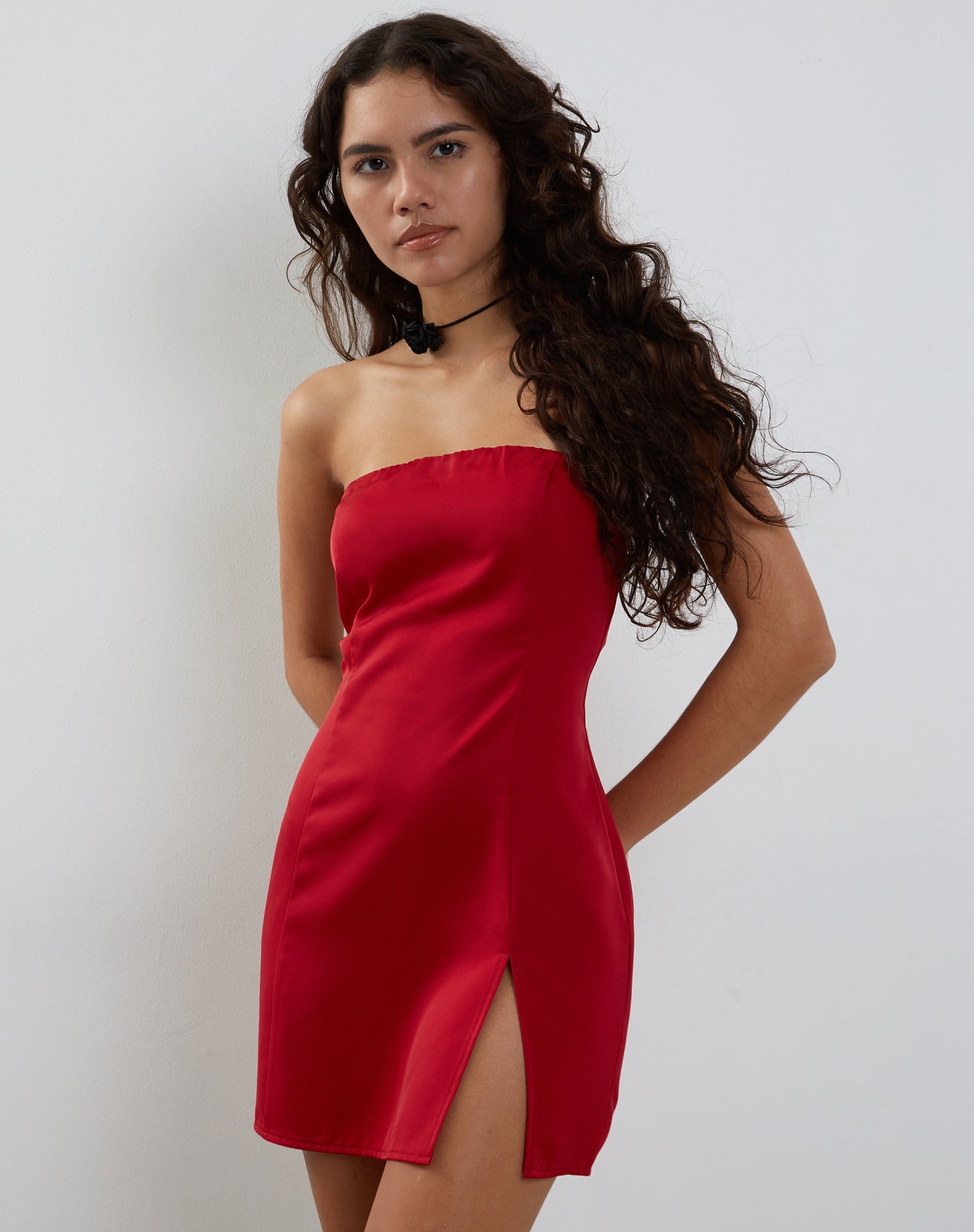 Image of Tannesa Bandeau-Minikleid aus tiefrotem Satin