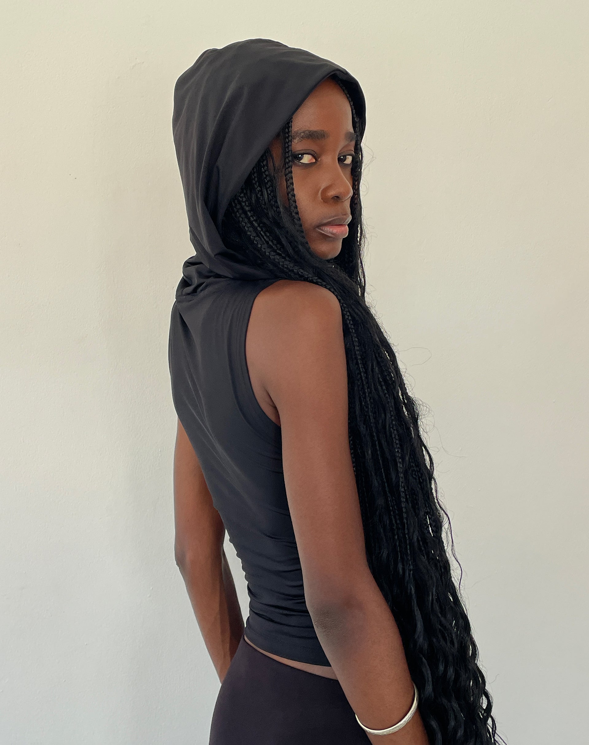 Image of Tapia Kapuzen-Tank-Top in Schwarz Slinky