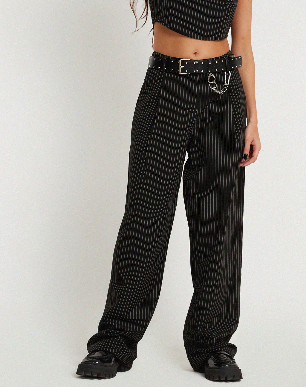 Saskira Hose mit weitem Bein in Nadelstreifen Schwarz