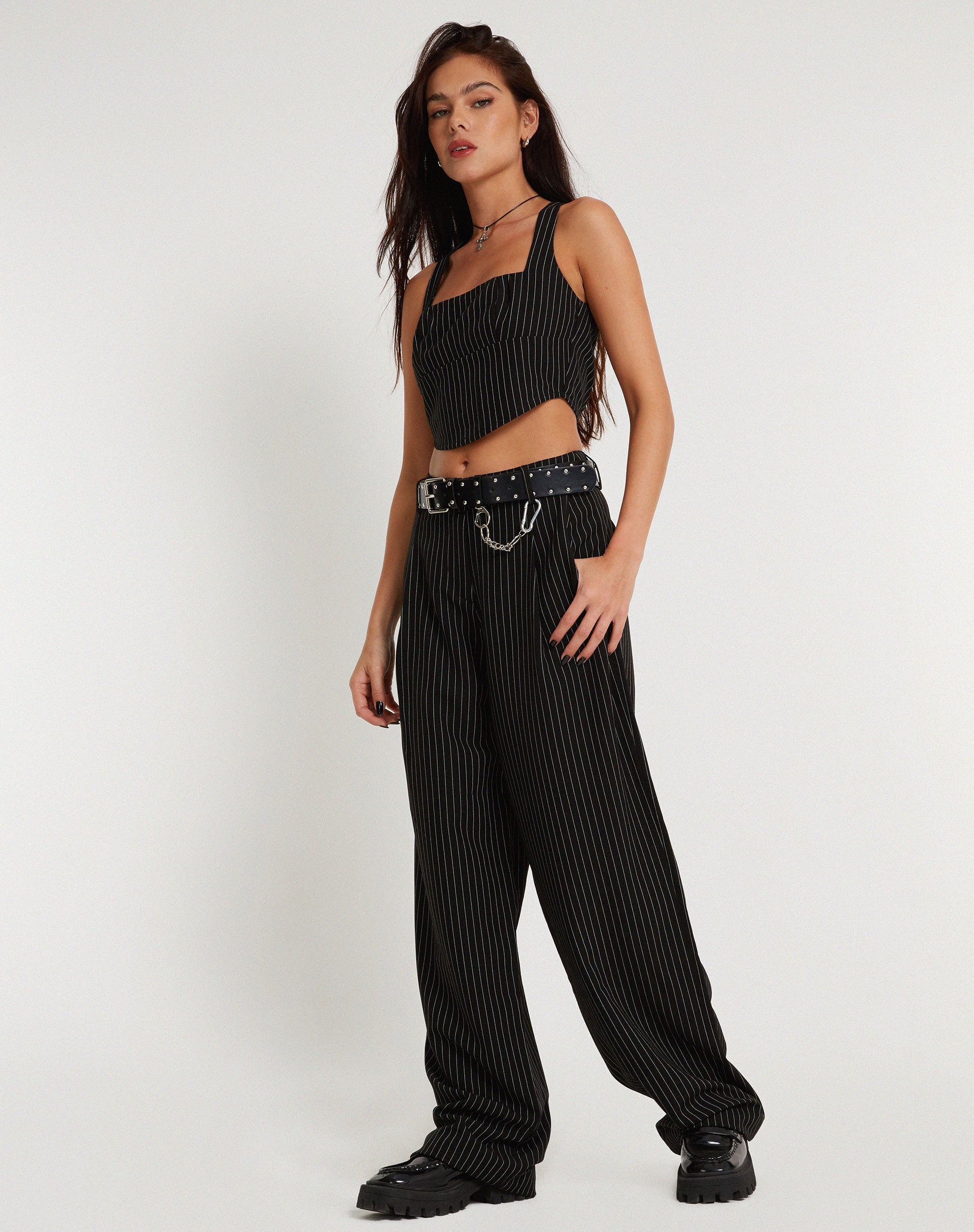 Image of Saskira Hose mit weitem Bein in Nadelstreifen Schwarz