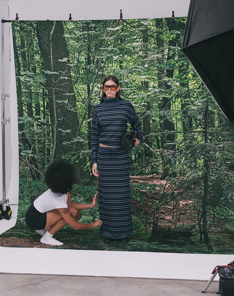 Bild des Tarmina Maxi-Rocks aus gestreiftem Strick in Blau und Grau