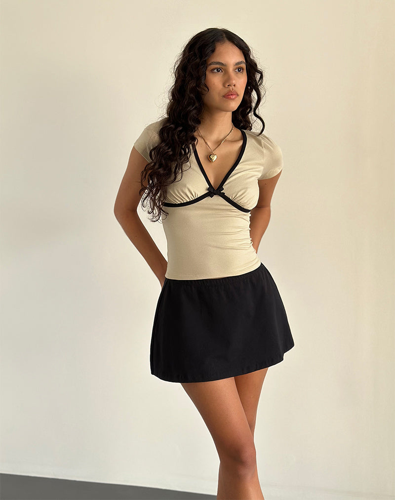 Tasina Top in Kokosnussmilch mit schwarzer Bindung