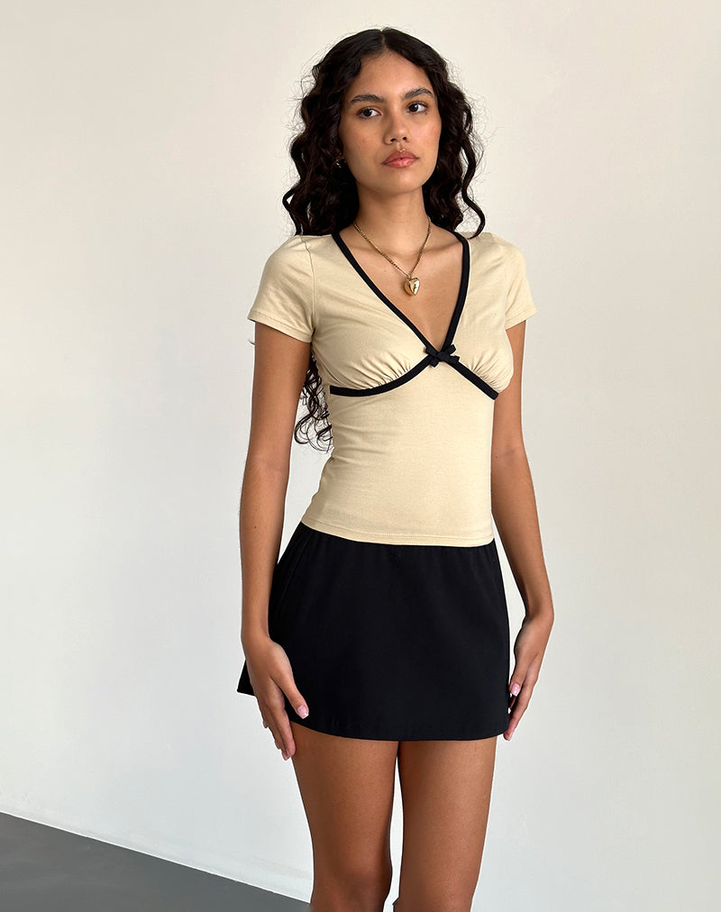 Tasina Top in Kokosnussmilch mit schwarzer Bindung