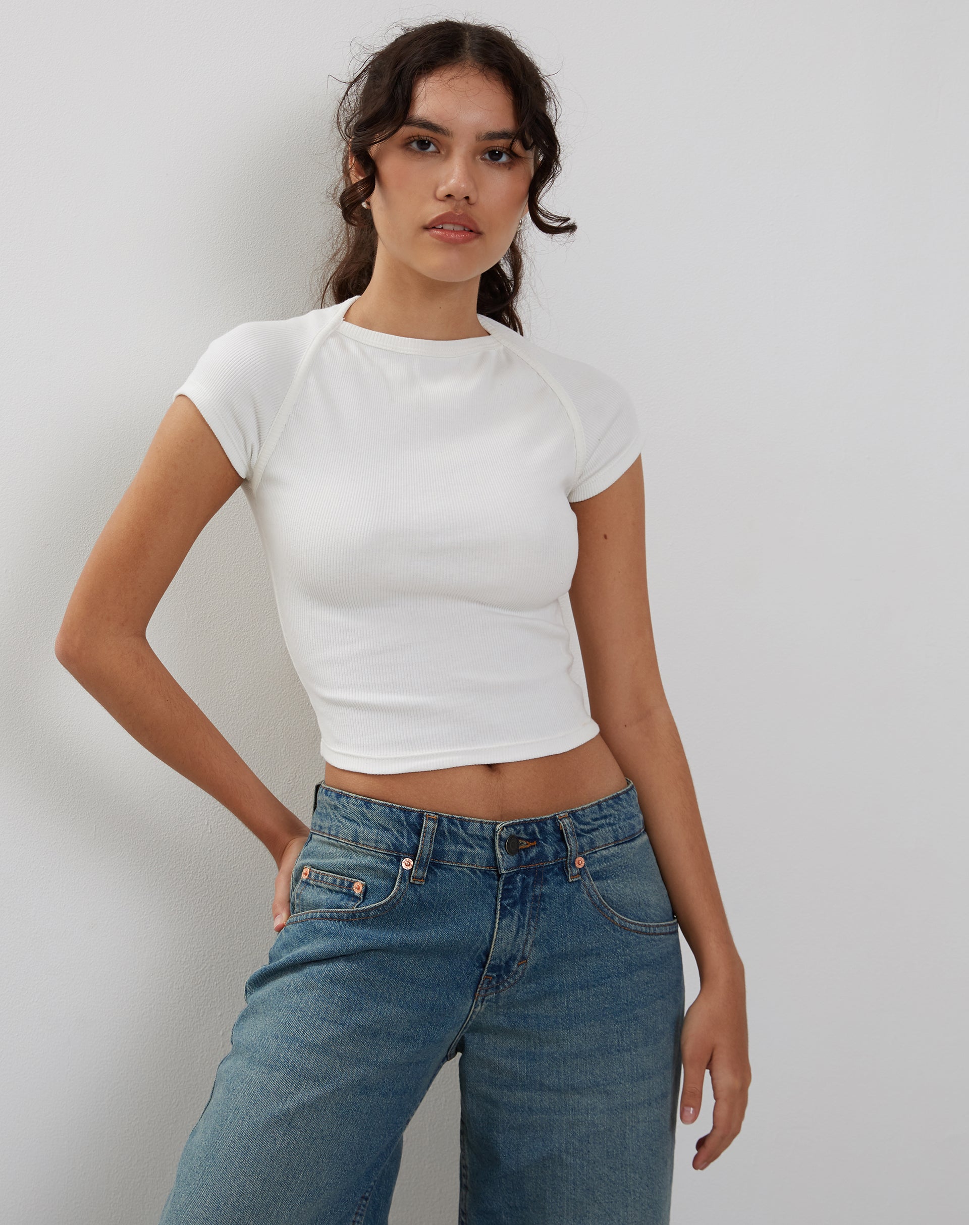 Image of Tasley Geripptes Tee mit gefalteten Ärmeln in Weiß