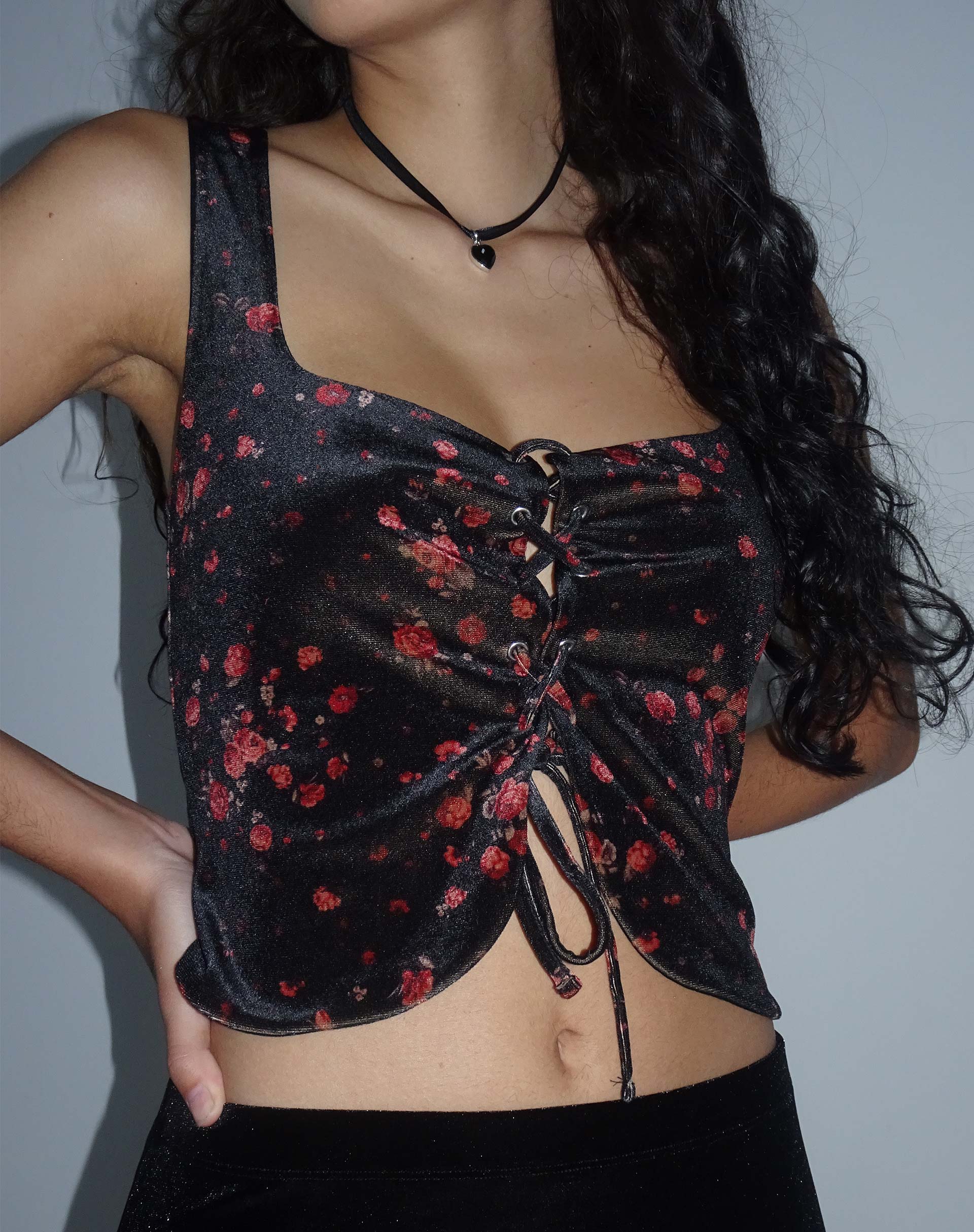 Bild von Taula Cropped Corsage Top in Rose Cluster Velvet