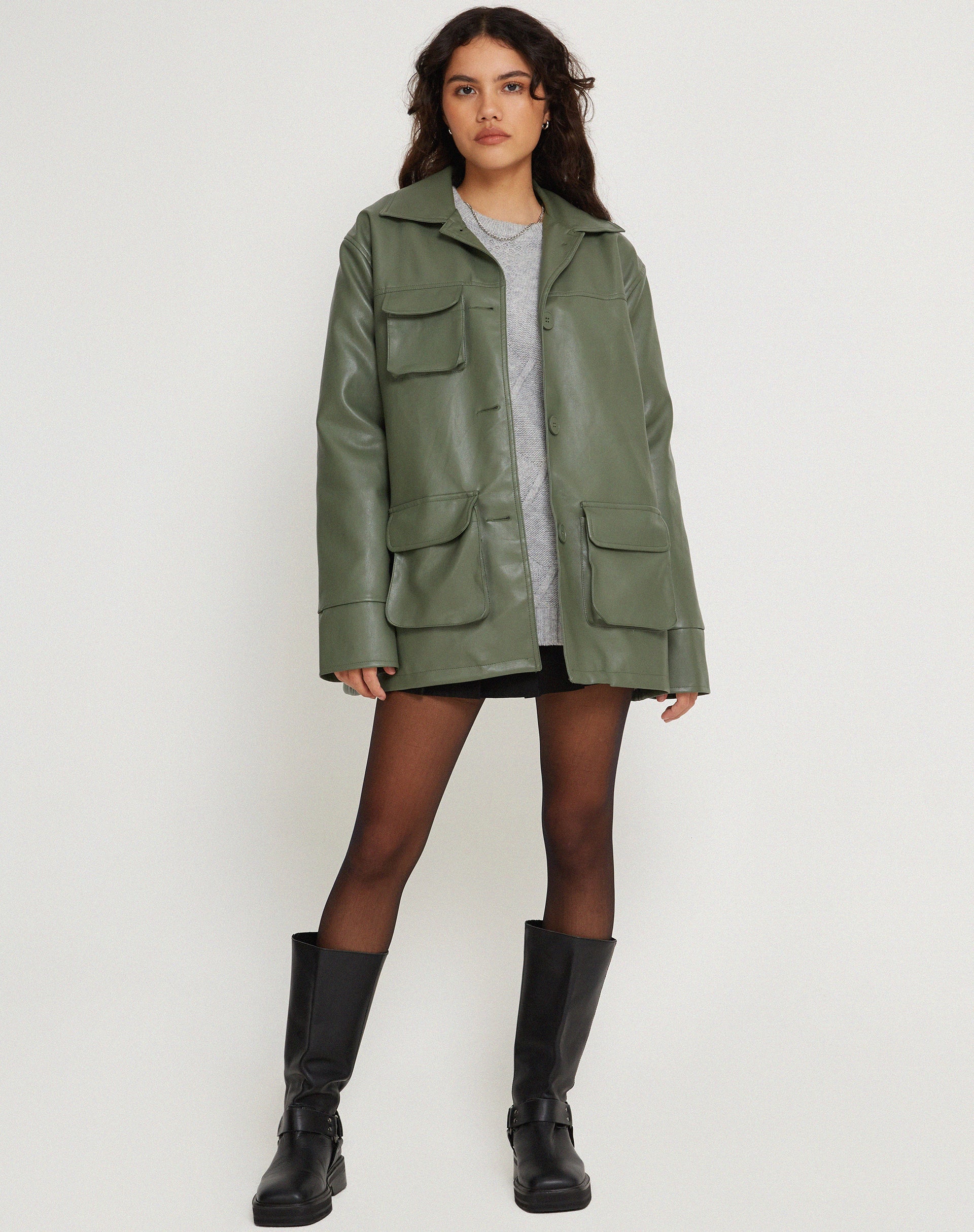 Abbildung der Tavira Jacke in PU Military Green