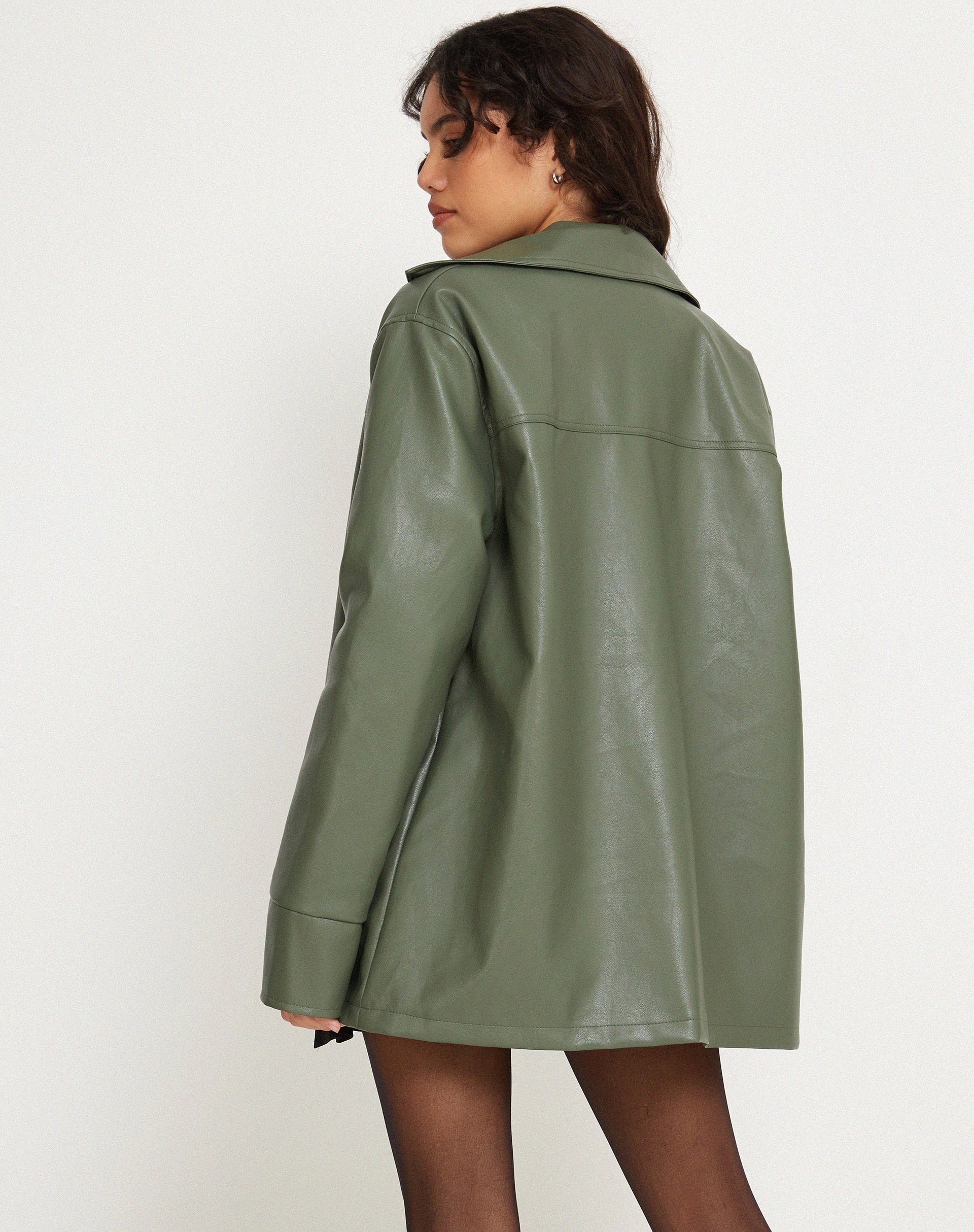 Abbildung der Tavira Jacke in PU Military Green