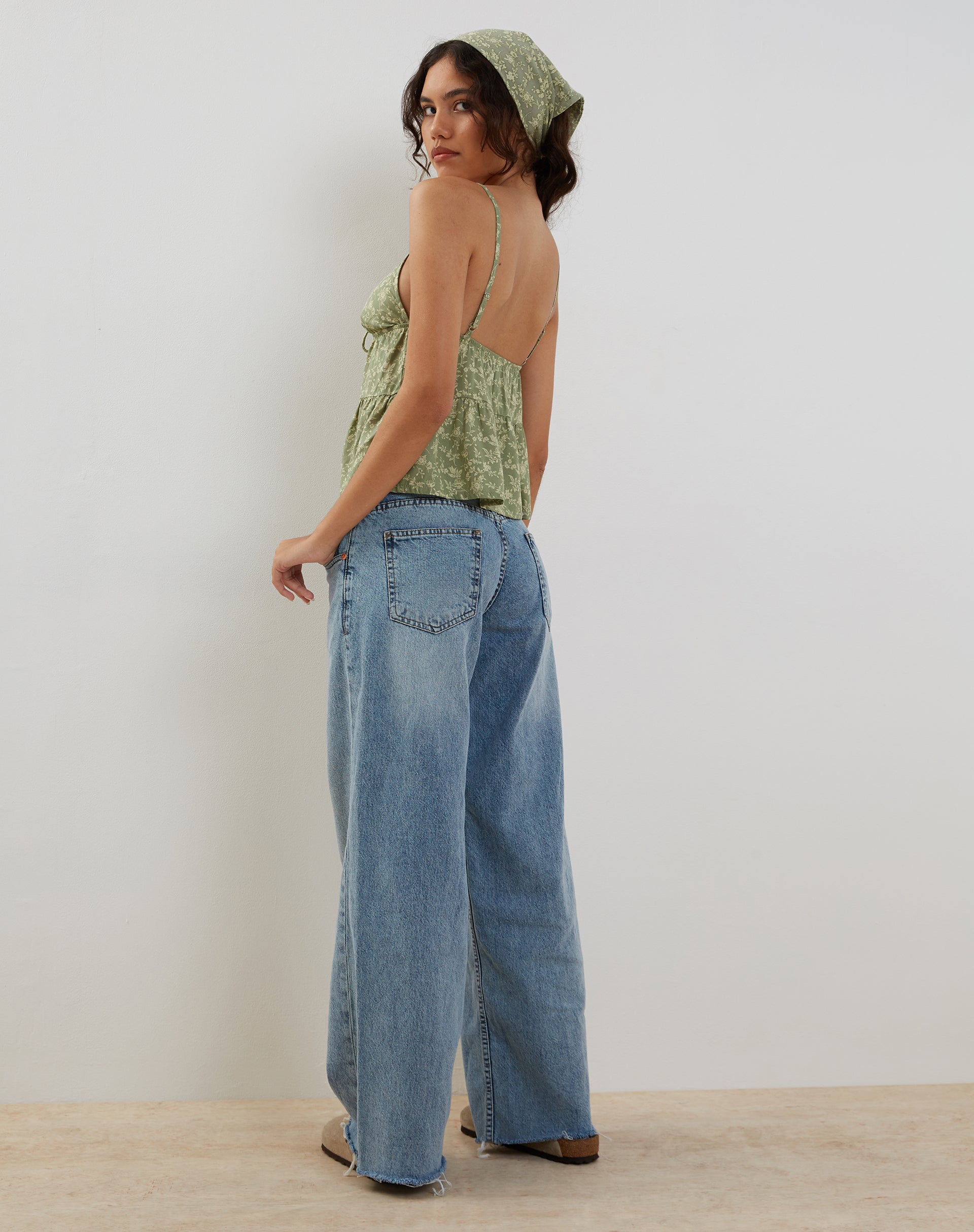 Bild von Tezza Tie Front Cami Top in Ditsy Floral Grün