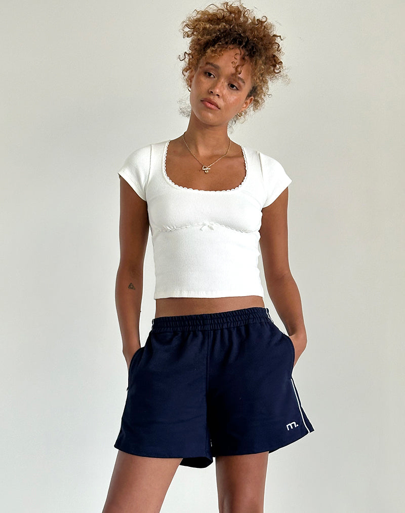Thera Short in Marineblau mit weißer Paspelierung und M-Emblem